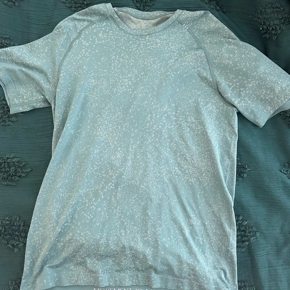 BLUE/WHITE PATTERN LULULEMON MENS SHIRT